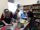 Klaipėdos valstybinės kolegijos dėstytojai ir studentai keramikos užimtume